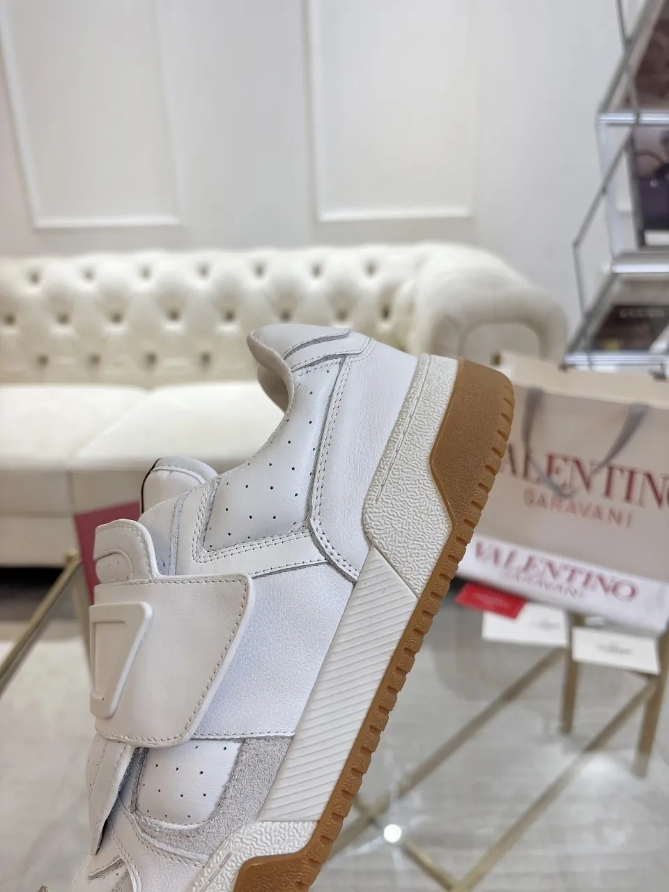👟👟Ex-factory price 640👟👟 🔺Valentino🔺 Valentino casual shoes! Top version!  Purchase the original version and develop it 1:1! Lasting technology, classic splicing, fashionable and versatile, 🎁Full set of packaging at the same time at the counter. Fabric: customized cowhide + super soft sheepskin + mercerized cow suede. Lining: original double-sided velvet + breathable mesh. Outsole: original TPU material outsole, non-slip and wear-resistant. Code number: men 39~46